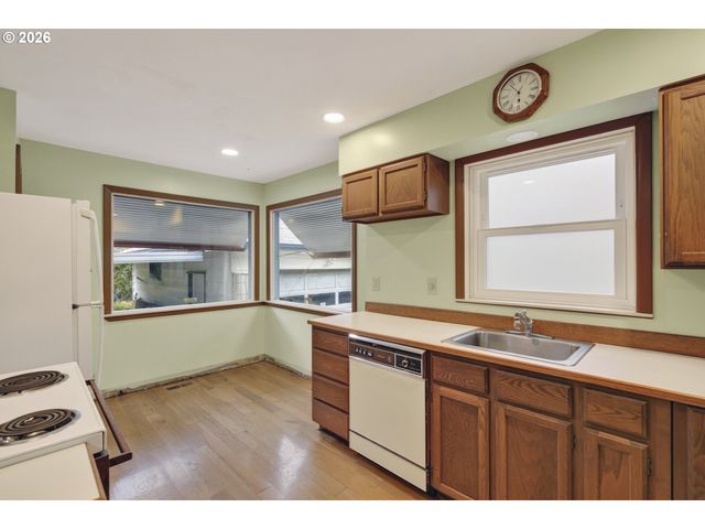 13624 Ne GLISAN St, Portland, OR 97230
