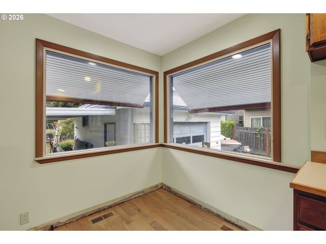13624 Ne GLISAN St, Portland, OR 97230