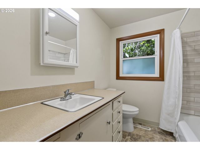 13624 Ne GLISAN St, Portland, OR 97230