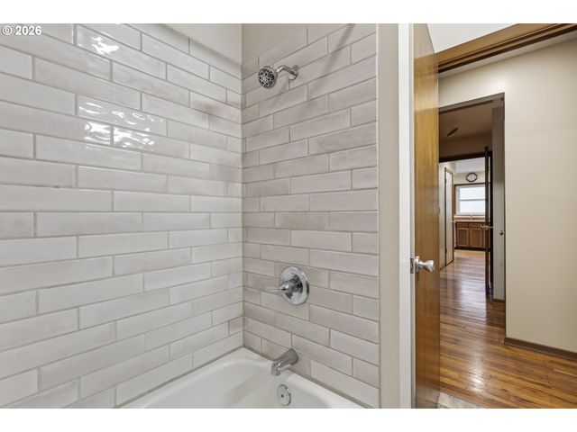 13624 Ne GLISAN St, Portland, OR 97230