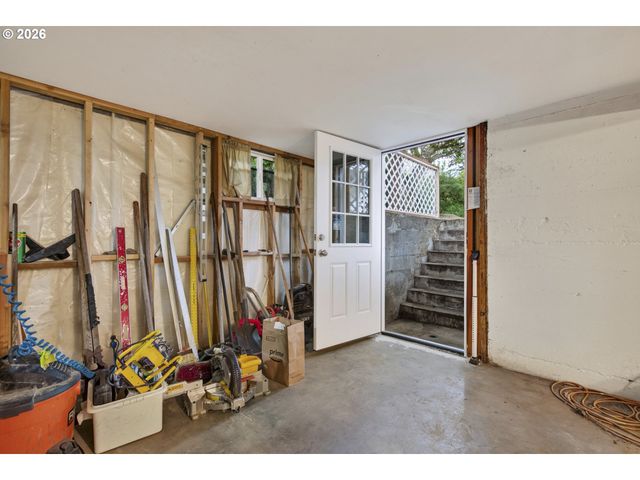 13624 Ne GLISAN St, Portland, OR 97230