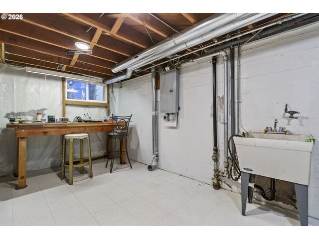 13624 Ne GLISAN St, Portland, OR 97230