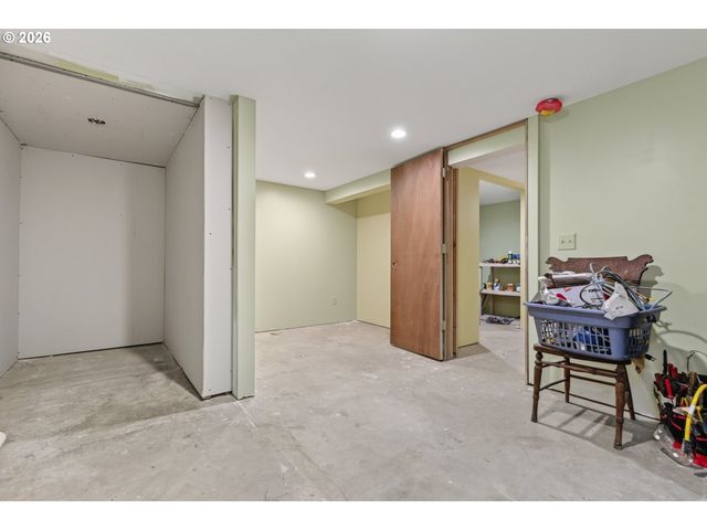 13624 Ne GLISAN St, Portland, OR 97230