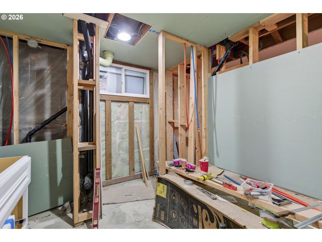 13624 Ne GLISAN St, Portland, OR 97230