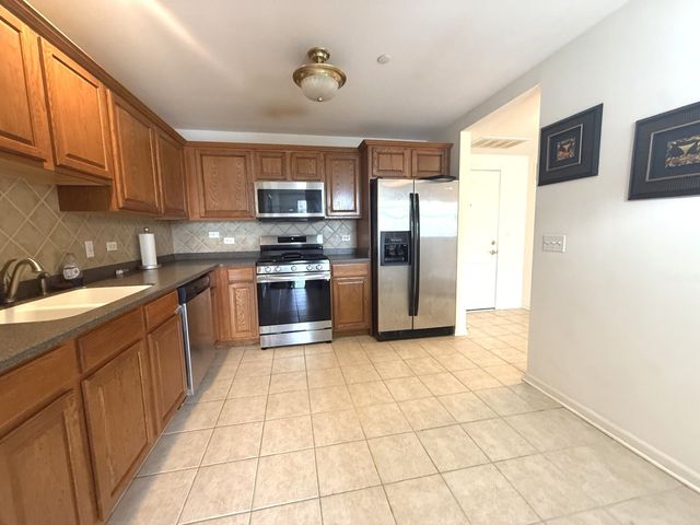 855 E 22nd Street 202, Lombard, IL 60148