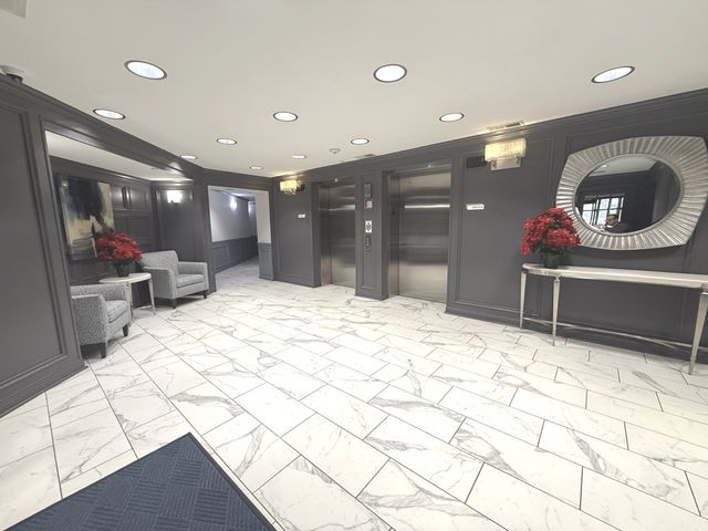 855 E 22nd Street 202, Lombard, IL 60148