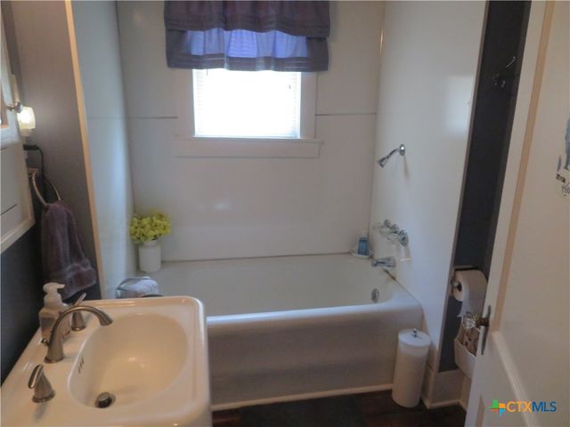 206 S Allen, Edna, TX 77957