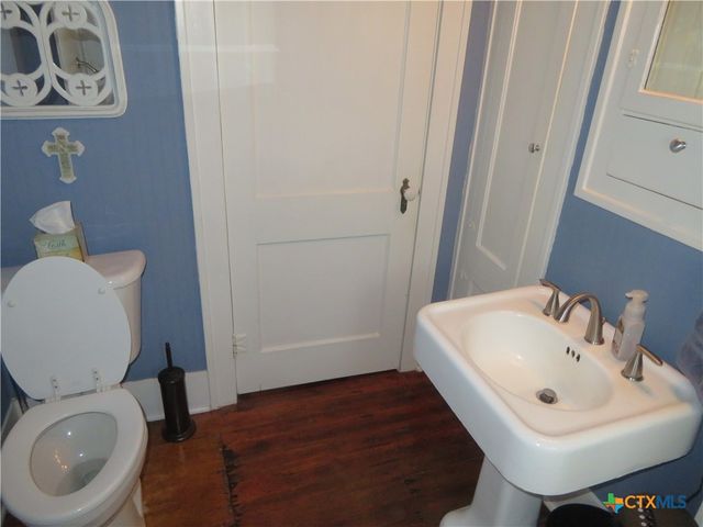 206 S Allen, Edna, TX 77957