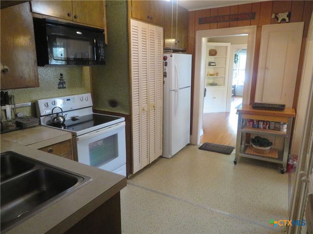 206 S Allen, Edna, TX 77957