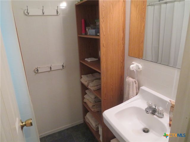 206 S Allen, Edna, TX 77957