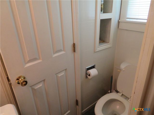 206 S Allen, Edna, TX 77957