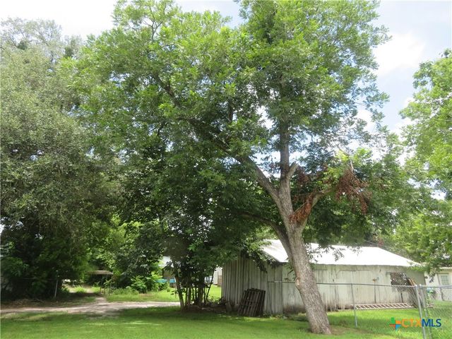 206 S Allen, Edna, TX 77957