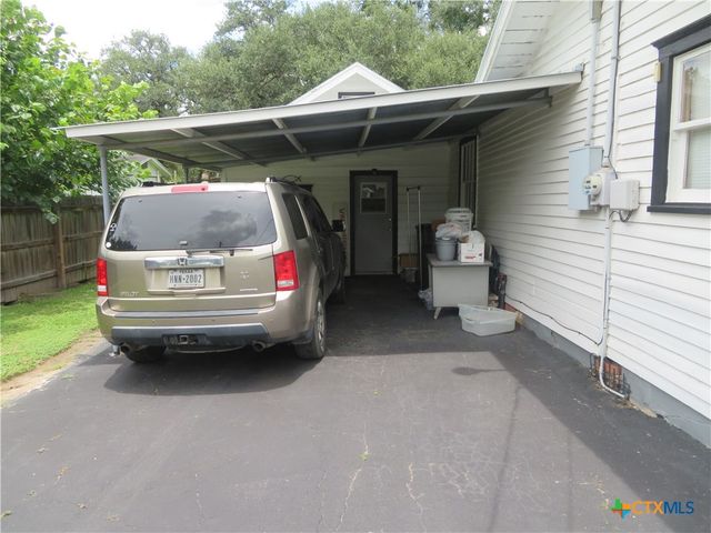 206 S Allen, Edna, TX 77957