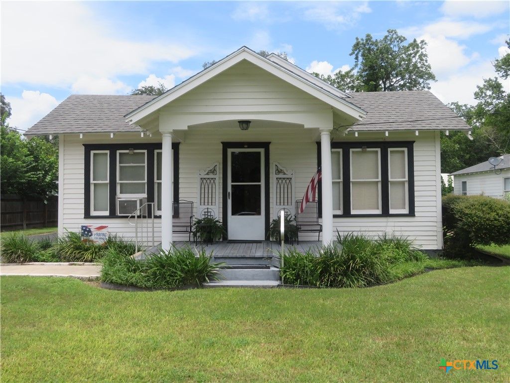 206 S Allen, Edna, TX 77957