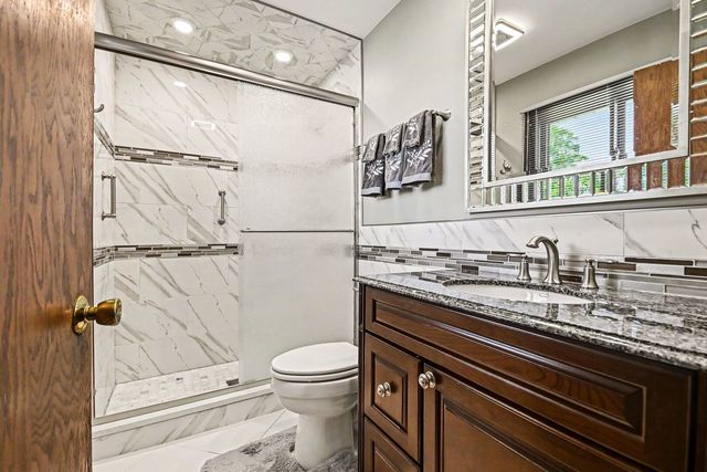 421 E Barclay Court, Elmhurst, IL 60126