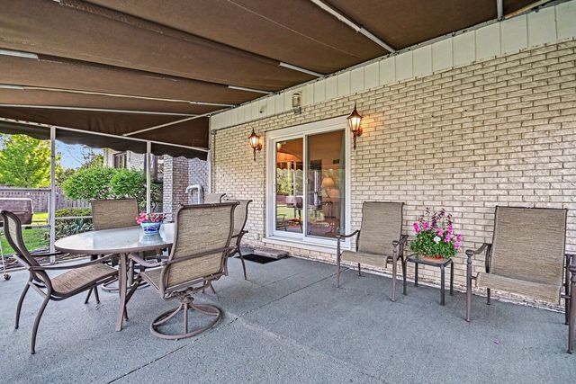 421 E Barclay Court, Elmhurst, IL 60126