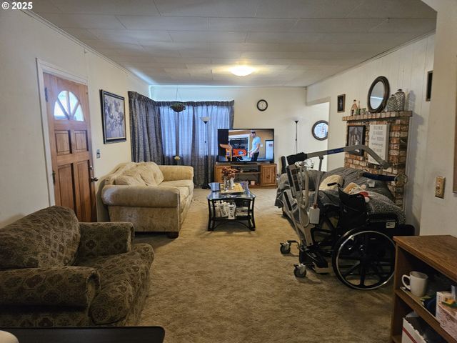 2238 MARION St, North Bend, OR 97459