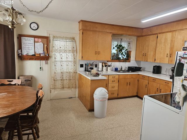 2238 MARION St, North Bend, OR 97459