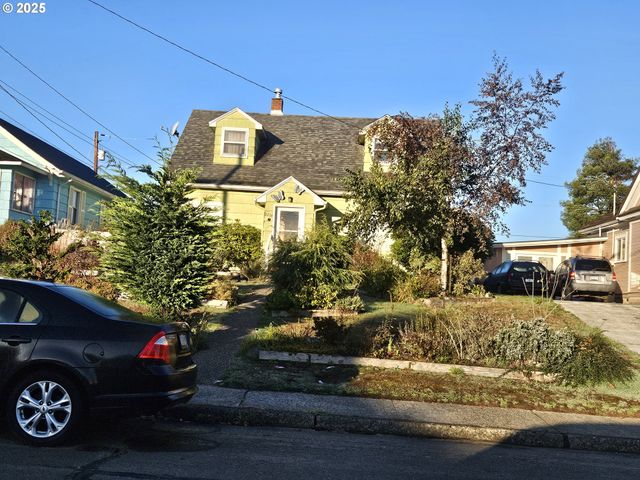 2238 MARION St, North Bend, OR 97459