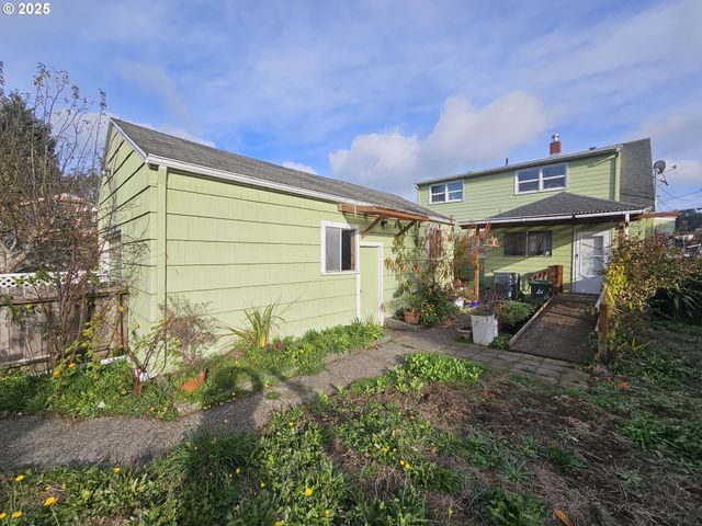 2238 MARION St, North Bend, OR 97459