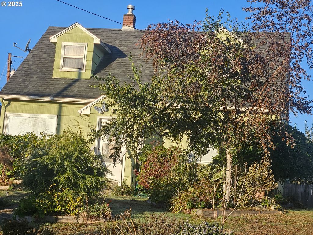 2238 MARION St, North Bend, OR 97459