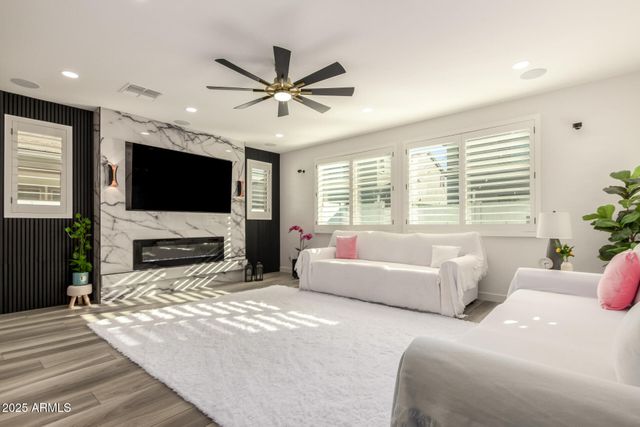 1501 E RAKESTRAW Lane, Gilbert, AZ 85298