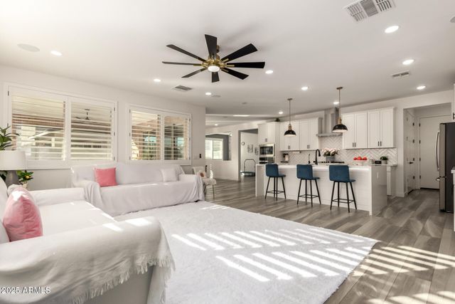 1501 E RAKESTRAW Lane, Gilbert, AZ 85298