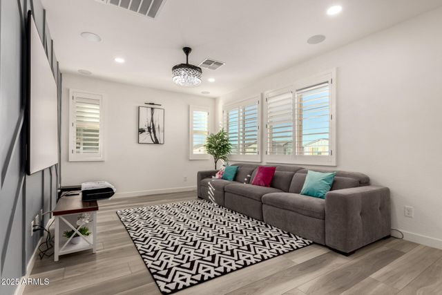 1501 E RAKESTRAW Lane, Gilbert, AZ 85298