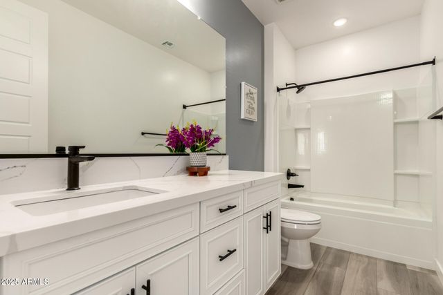 1501 E RAKESTRAW Lane, Gilbert, AZ 85298