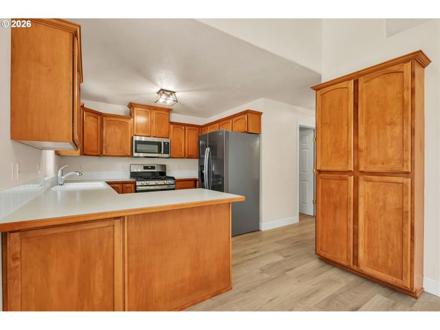 585 DUBLIN Ave, Eugene, OR 97404