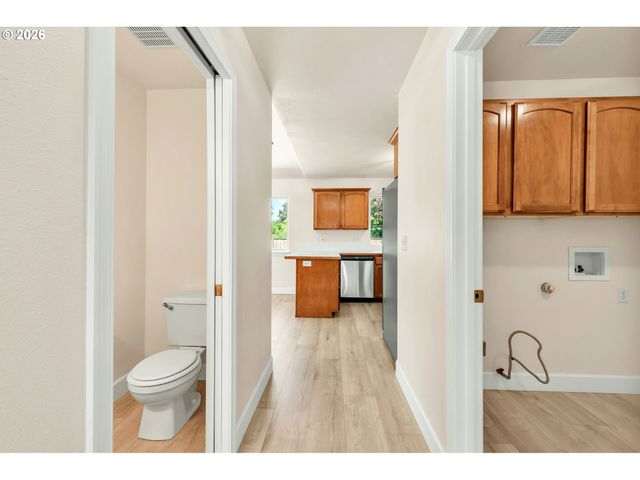 585 DUBLIN Ave, Eugene, OR 97404
