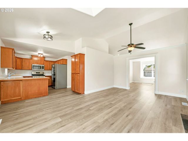 585 DUBLIN Ave, Eugene, OR 97404