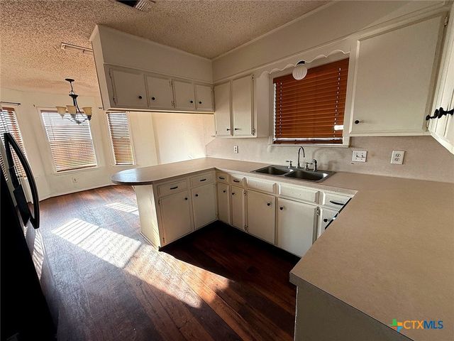 1420 Avalon Street, Port Lavaca, TX 77979