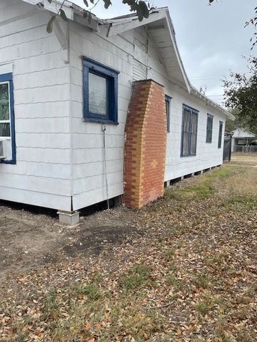 431 W King Ave, Kingsville, TX 78363