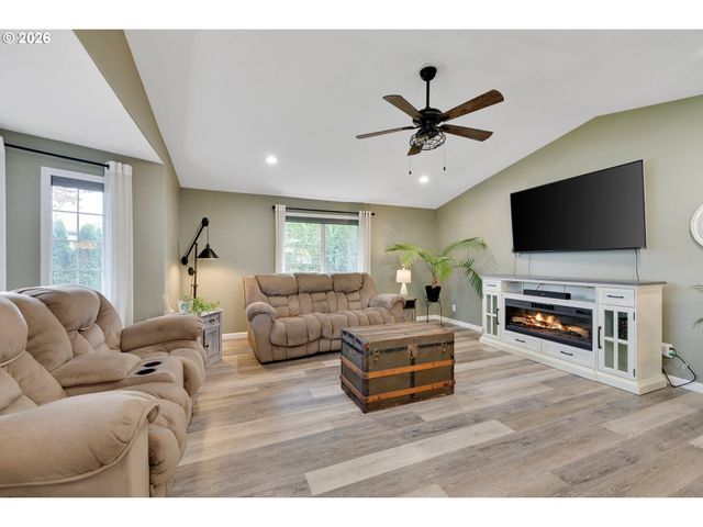 1057 S PINE St, Canby, OR 97013