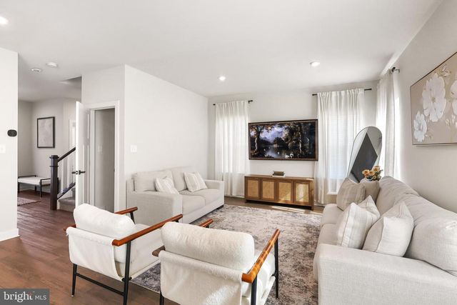 1174 WOODMONT LN, Catasauqua, PA 18032