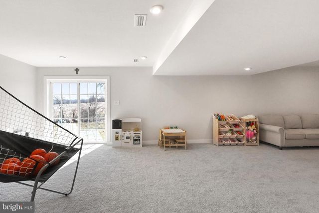 1174 WOODMONT LN, Catasauqua, PA 18032