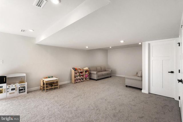 1174 WOODMONT LN, Catasauqua, PA 18032