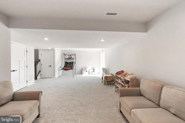 1174 WOODMONT LN, Catasauqua, PA 18032