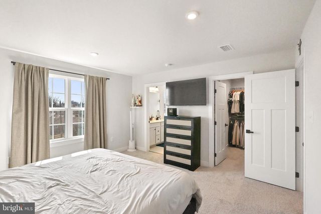 1174 WOODMONT LN, Catasauqua, PA 18032