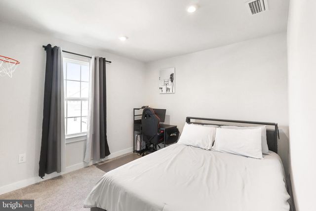 1174 WOODMONT LN, Catasauqua, PA 18032