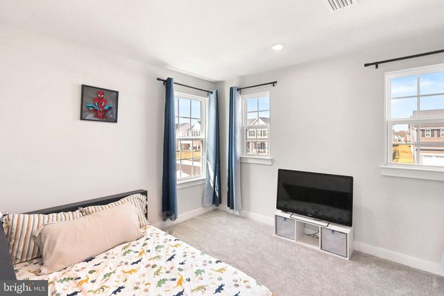 1174 WOODMONT LN, Catasauqua, PA 18032