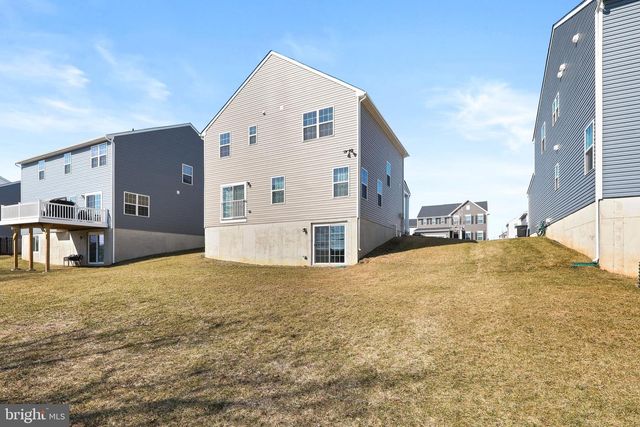 1174 WOODMONT LN, Catasauqua, PA 18032