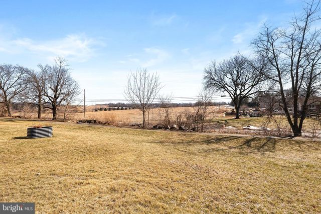 1174 WOODMONT LN, Catasauqua, PA 18032