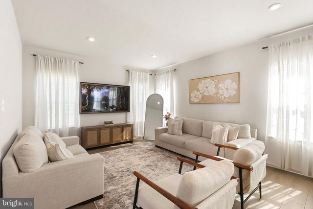 1174 WOODMONT LN, Catasauqua, PA 18032