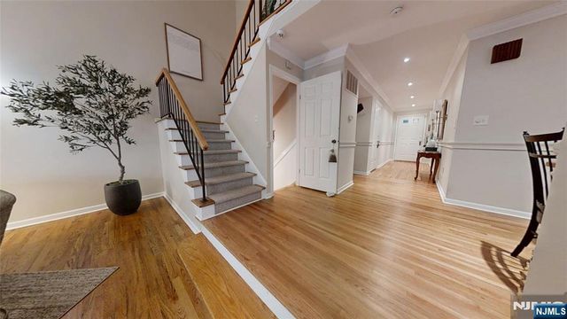 25 Stonegate Drive, Roseland, NJ 07068