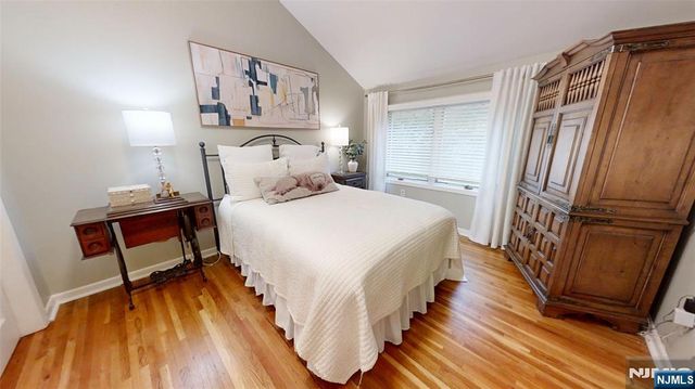 25 Stonegate Drive, Roseland, NJ 07068