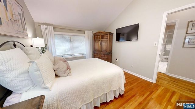 25 Stonegate Drive, Roseland, NJ 07068