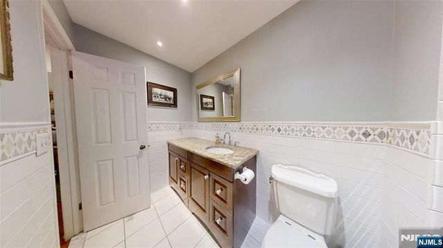 25 Stonegate Drive, Roseland, NJ 07068