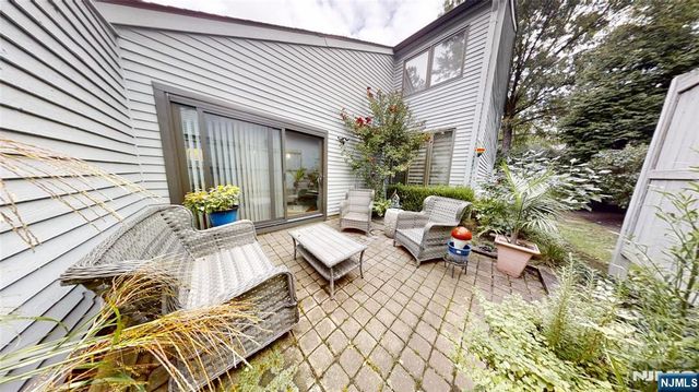 25 Stonegate Drive, Roseland, NJ 07068